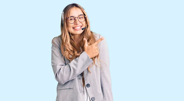 Çağrı Merkezi Kulaklığı Takan Genç Sarışın Bir Kadın Yüzünde Mutlu — Stok fotoğraf
