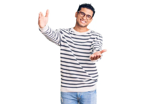 Hispanic Stilig Ung Man Bär Casual Kläder Och Glasögon Tittar — Stockfoto