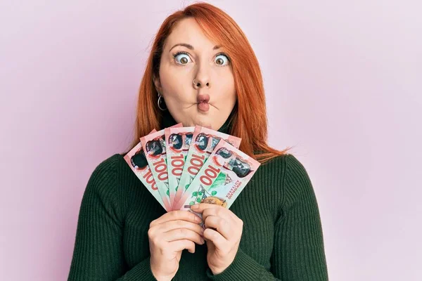 Mulher Ruiva Bonita Segurando 100 Notas Nova Zelândia Dólares Fazendo — Fotografia de Stock