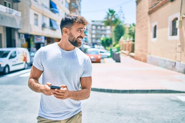Ung Latinamerikansk Man Ler Glad Med Smartphone Cit — Stockfoto