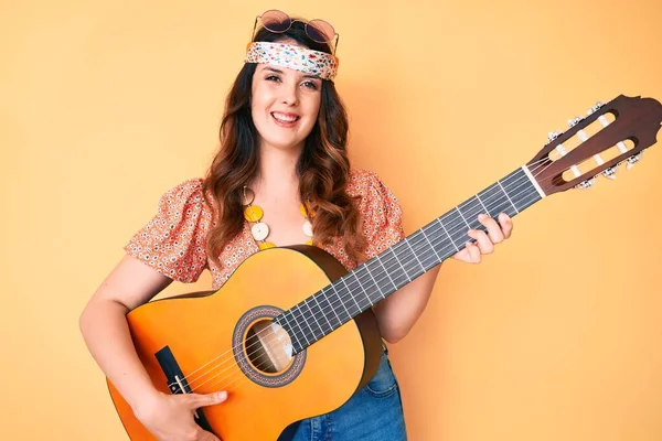 Genç Güzel Esmer Kadın Boho Tarzı Klasik Gitar Çalıyor Pozitif — Stok fotoğraf