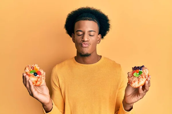 Hombre Afroamericano Con Cabello Afro Sosteniendo Dulces Pasteles Mirando Cámara — Foto de Stock