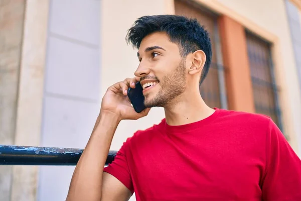 Genç Latin Adam Gülümsüyor Şehirde Akıllı Telefondan Konuşuyor — Stok fotoğraf
