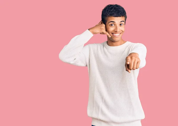 Jeune Homme Afro Américain Portant Des Vêtements Décontractés Souriant Faire — Photo