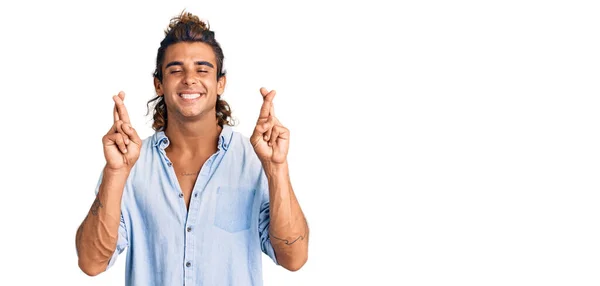Молодий Іспаномовний Чоловік Літньому Стилі Жестикулює Пальцем Схрещеним Посміхаючись Надією — стокове фото