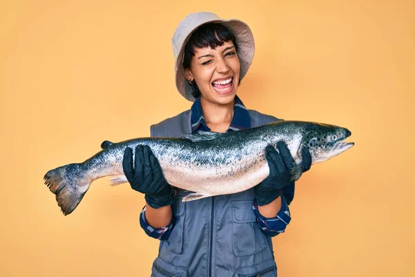 Hermosa Morena Pescador Mujer Mostrando Salmón Crudo Guiño Mirando Cámara —  Fotos de Stock