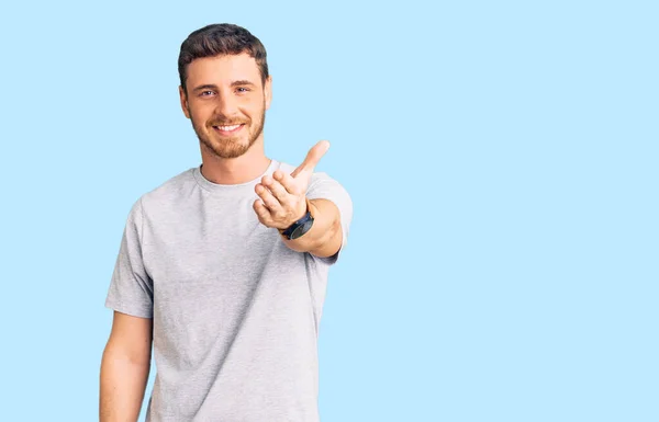 Beau Jeune Homme Avec Ours Portant Shirt Décontracté Souriant Offrant — Photo