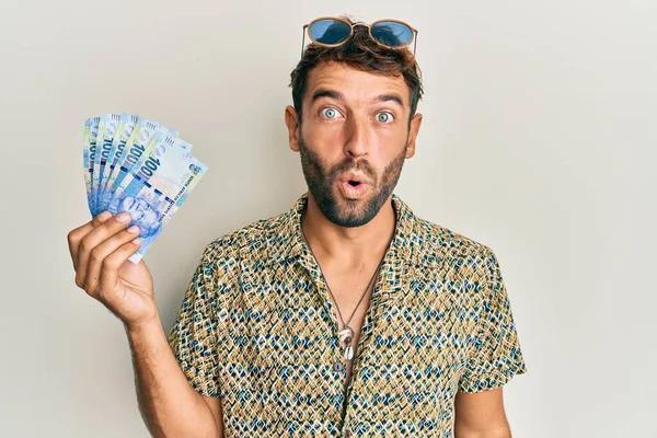 Hombre Guapo Con Barba Sosteniendo Billetes Sudafricanos 100 Rand Asustado —  Fotos de Stock