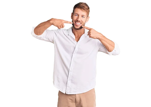 Jeune Homme Caucasien Portant Des Vêtements Décontractés Souriant Joyeuse Montrant — Photo