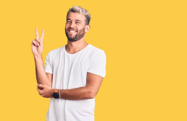 Homem Loiro Bonito Jovem Vestindo Camiseta Casual Com Grande Sorriso — Fotografia de Stock