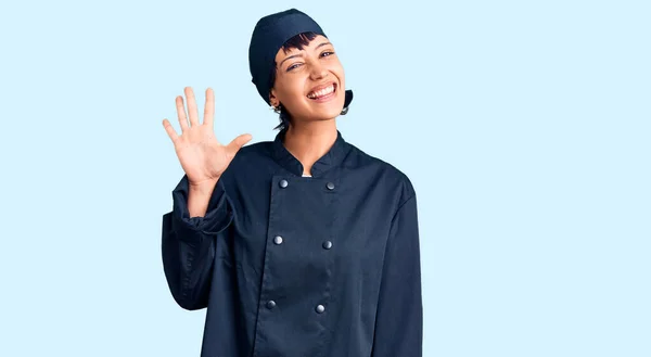 Junge Brünette Frau Mit Kurzen Haaren Trägt Professionelle Koch Uniform — Stockfoto