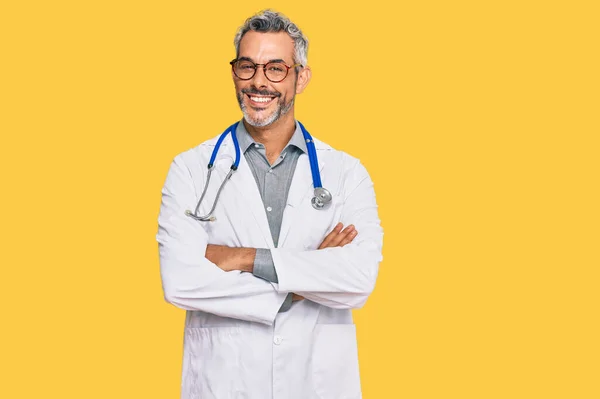 Hombre Pelo Gris Mediana Edad Vistiendo Uniforme Médico Estetoscopio Cara — Foto de Stock