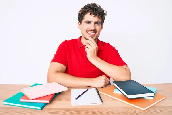 Young Caucasian Man Curly Hair Sitting Table Stuying University Smiling — 图库照片