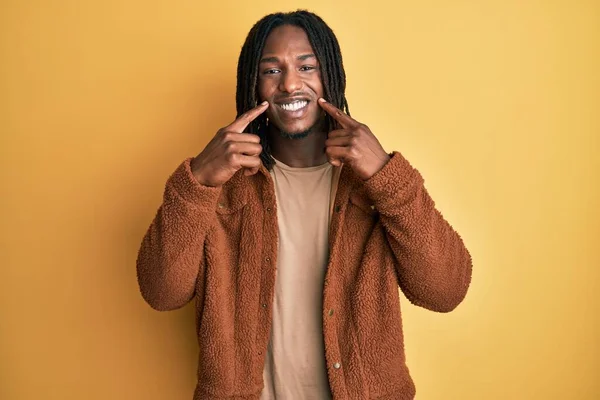 Hombre Afroamericano Con Trenzas Con Chaqueta Retro Marrón Sonriendo Con —  Fotos de Stock