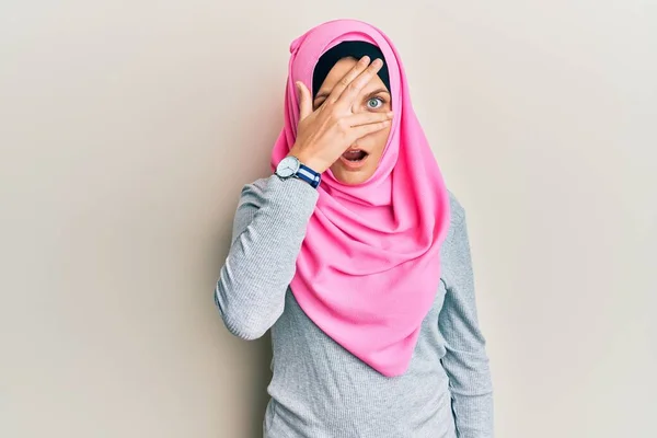 Junge Kaukasische Frau Mit Traditionellem Islamischen Hijab Schal Die Schockiert — Stockfoto