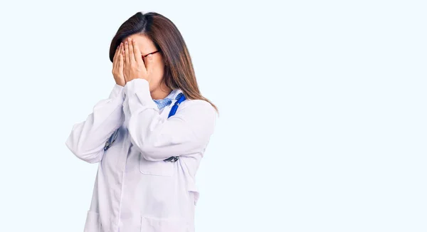 Jonge Mooie Vrouw Draagt Dokter Stethoscoop Bril Met Trieste Uitdrukking — Stockfoto