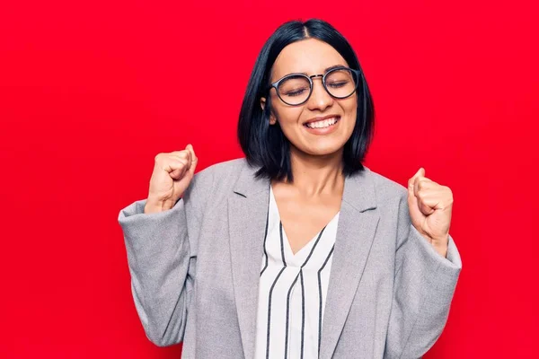 Joven Hermosa Mujer Latina Con Ropa Negocios Celebrando Sorprendida Sorprendida —  Fotos de Stock