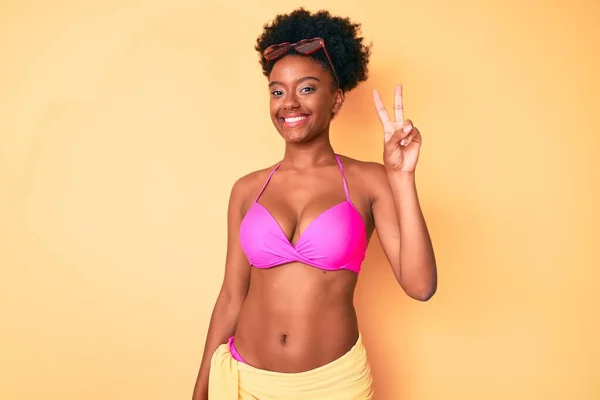 Genç Afro Amerikalı Kadın Bikini Giyiyor Iki Numaralı Parmaklarıyla Gösterip — Stok fotoğraf