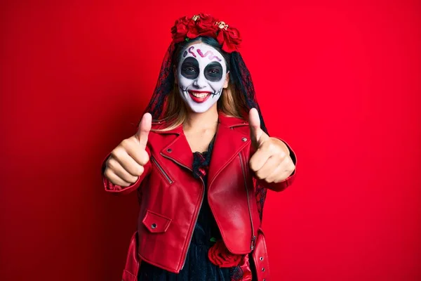 赤い承認手で積極的なジェスチャーを行う上で死んだ衣装の日を身に着けている女性 親指アップ笑顔と成功のために幸せ 勝者のジェスチャー — ストック写真