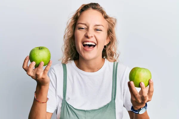 Όμορφη Καυκάσια Γυναίκα Κρατώντας Πράσινα Μήλα Χαμογελώντας Και Γελώντας Δυνατά — Φωτογραφία Αρχείου