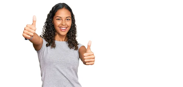 Junge Afrikanisch Amerikanische Mädchen Lässiger Kleidung Die Positive Geste Mit — Stockfoto