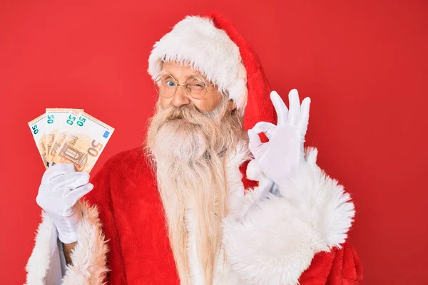 Velho Homem Sênior Vestindo Traje Papai Noel Segurando Euros Fazendo — Fotografia de Stock