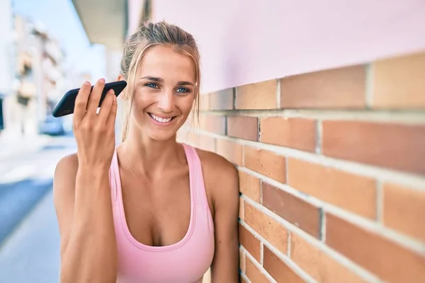 Genç Sarışın Sportif Kız Akıllı Telefondan Konuşuyor Şehrin Sokağındaki Duvara — Stok fotoğraf