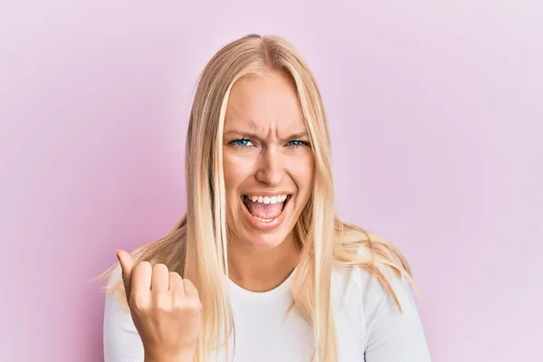 Ung Blond Flicka Bär Casual Kläder Arg Och Galen Höja — Stockfoto