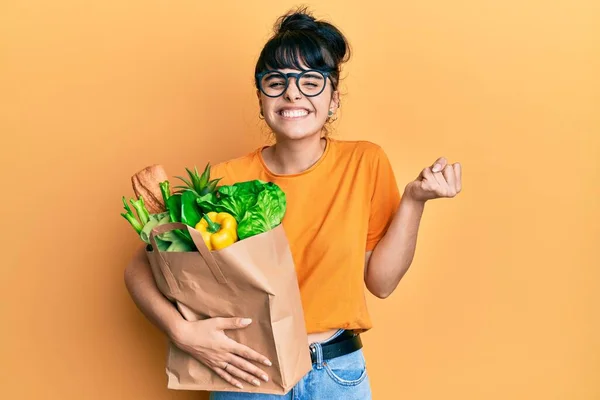 Jovencita Hispana Sosteniendo Bolsa Papel Con Pan Comestibles Gritando Orgullosa —  Fotos de Stock