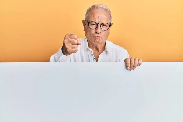 Älterer Kaukasischer Mann Mit Leeren Transparenten Genervt Und Frustriert Schreiend — Stockfoto