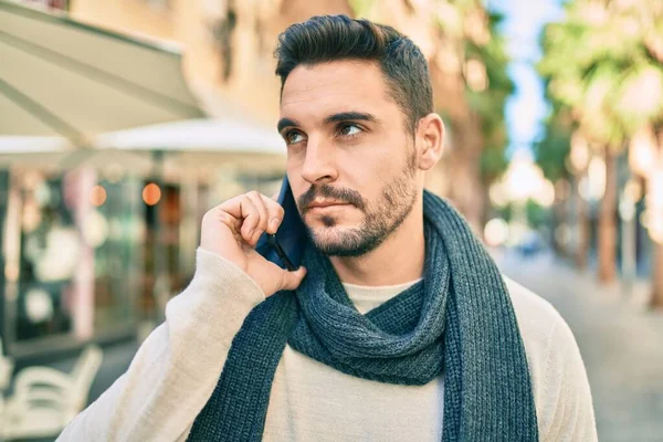 Junger Hispanischer Mann Mit Ernstem Gesichtsausdruck Spricht Auf Dem Smartphone — Stockfoto