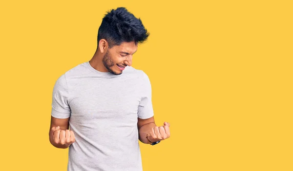 Jóképű Latin Amerikai Fiatalember Alkalmi Pólóban Nagyon Boldog Izgatott Csinál — Stock Fotó