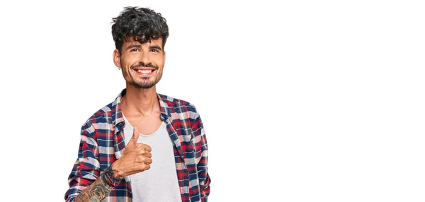 Joven Hombre Hispano Usando Ropa Casual Haciendo Gesto Feliz Con —  Fotos de Stock