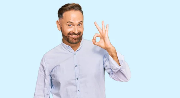 Hombre Guapo Mediana Edad Con Camisa Negocios Sonriente Positiva Haciendo —  Fotos de Stock