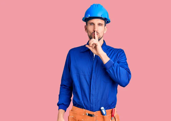 Jovem Homem Bonito Vestindo Uniforme Trabalhador Chapéu Duro Pedindo Para — Fotografia de Stock