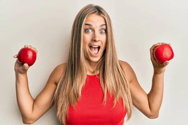 Giovane Donna Bionda Con Mele Rosse Che Festeggiano Pazzo Stupito — Foto Stock