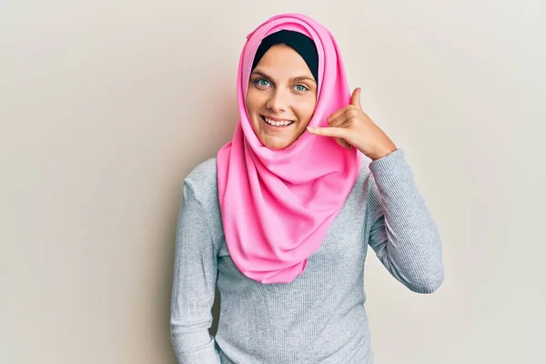 Giovane Donna Caucasica Indossa Tradizionale Sciarpa Hijab Islamico Sorridente Facendo — Foto Stock