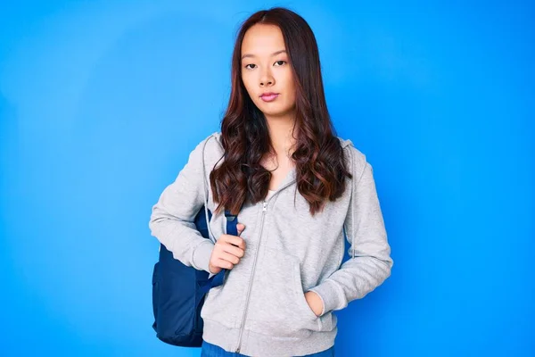 Joven Hermosa Chica China Sosteniendo Estudiante Mochila Pensamiento Actitud Expresión —  Fotos de Stock