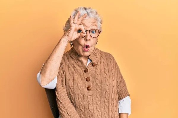 Idősebb Ősz Hajú Alkalmi Ruhát Szemüveget Visel Oké Gesztus Megdöbbent — Stock Fotó