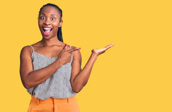 Jong Afrikaanse Amerikaanse Vrouw Dragen Casual Kleding Verbaasd Glimlachen Naar — Stockfoto