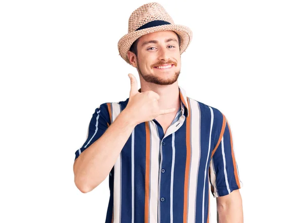 Joven Hombre Caucásico Guapo Con Sombrero Verano Sonriendo Haciendo Gesto —  Fotos de Stock