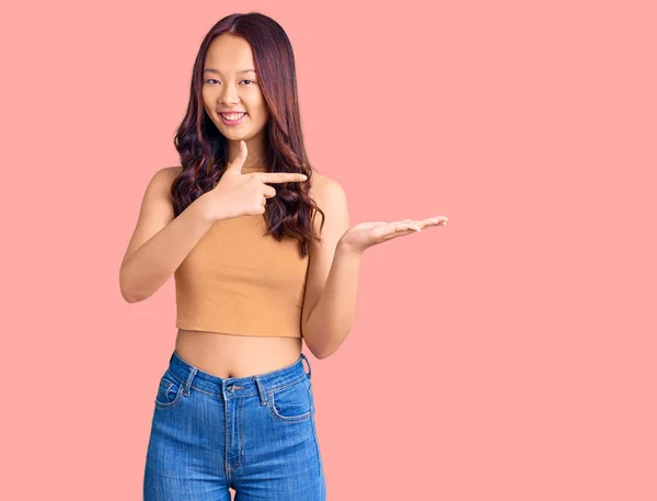 Jong Mooi Chinees Meisje Dragen Casual Kleding Verbaasd Glimlachen Naar — Stockfoto