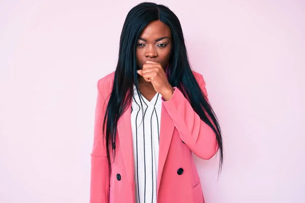 Junge Afrikanisch Amerikanische Frau Businesskleidung Fühlt Sich Unwohl Und Hustet — Stockfoto