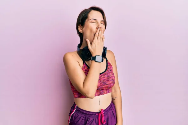 Mujer Morena Joven Con Pelo Corto Con Ropa Deportiva Auriculares — Foto de Stock