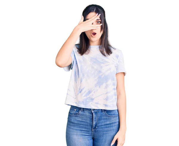 Joven Hermosa Chica Con Camiseta Casual Asomándose Shock Cubriendo Cara — Foto de Stock