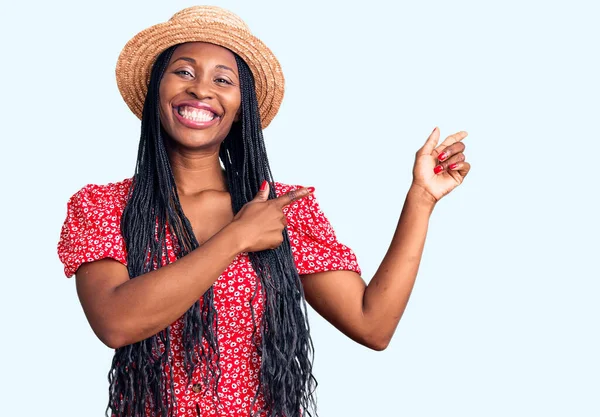 Jonge Afro Amerikaanse Vrouw Met Zomerhoed Lachend Kijkend Naar Camera — Stockfoto