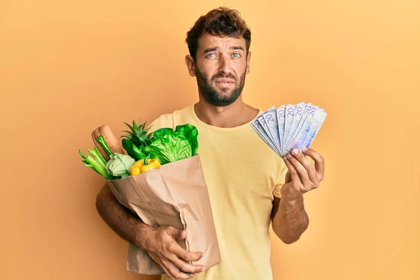 Hombre Guapo Con Barba Sosteniendo Comestibles Billetes Coronas Suecas Expresión —  Fotos de Stock