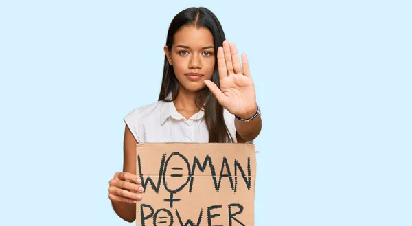 Mulher Hispânica Bonita Segurando Banner Poder Mulher Com Mão Aberta — Fotografia de Stock