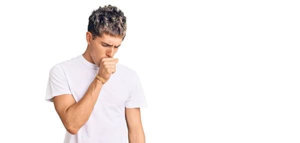 年轻英俊的男人穿着随意的白色T恤 感觉不舒服 咳嗽是感冒或支气管炎的症状 保健概念 — 图库照片