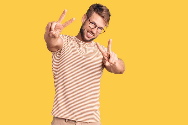 Joven Hombre Caucásico Vistiendo Ropa Casual Gafas Sonriendo Con Lengua —  Fotos de Stock